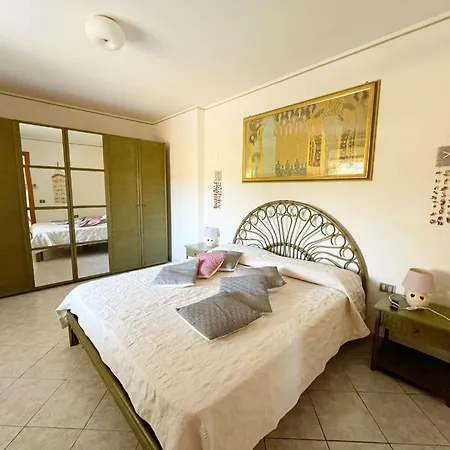 Exclusive Riverside House In The Center Of - Private Garden And Parking