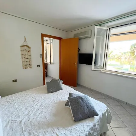 Exclusive Riverside House In The Center Of - Private Garden And Parking