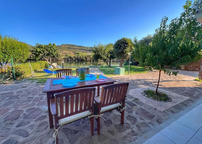 Exclusive Riverside House In The Center Of - Private Garden And Parking